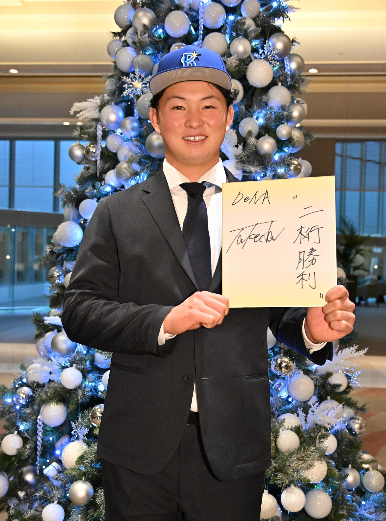 目標を書いた色紙を手に笑顔を見せるDeNAドラフト1位・竹田（撮影・石井愛子）