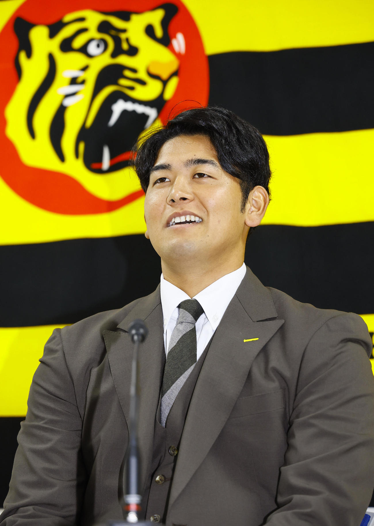 契約更改を終え、記者会見する阪神岡留（撮影・藤尾明華）