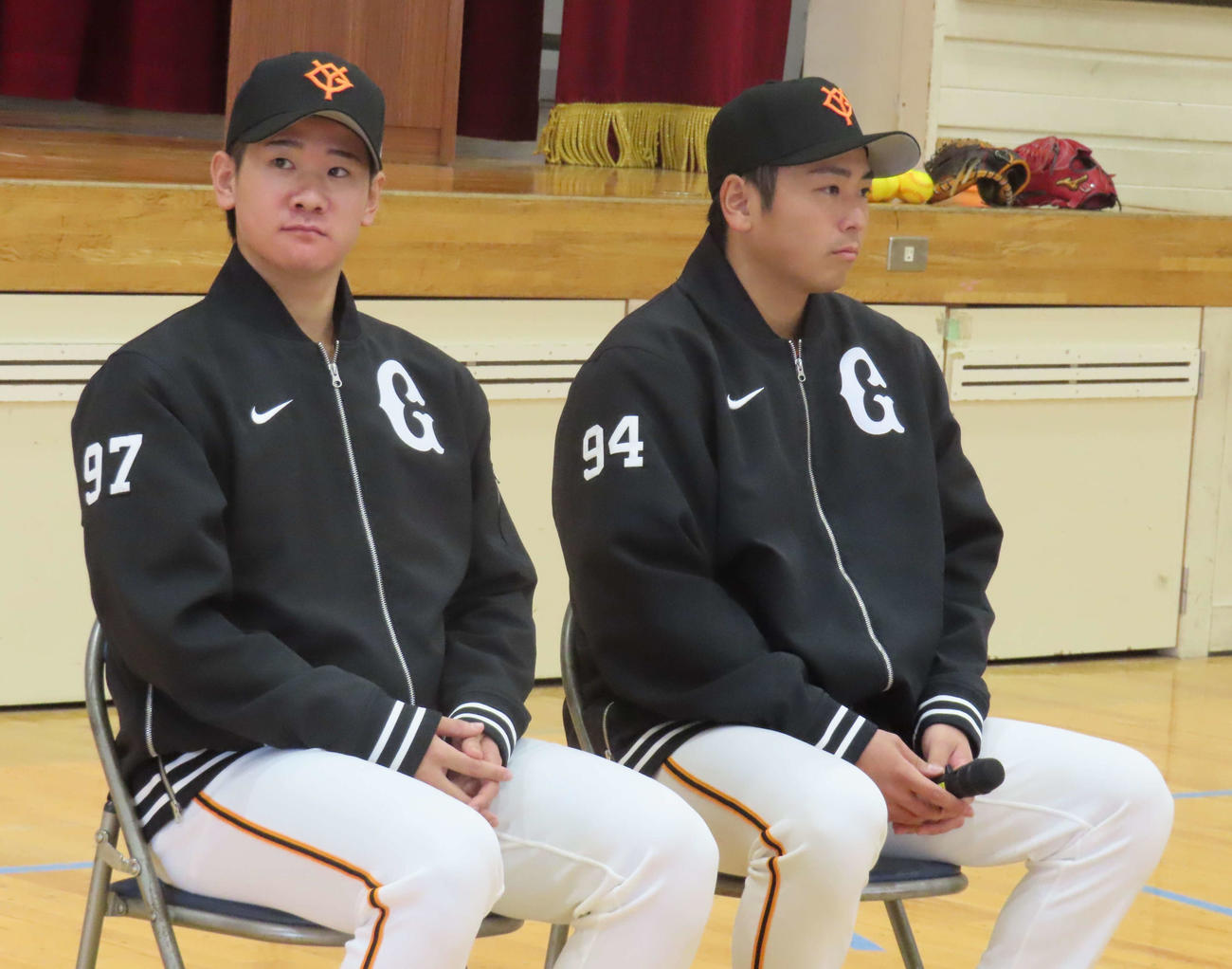 府中市立新町小学校を訪問する巨人井上（左）と喜多（撮影・水谷京裕）