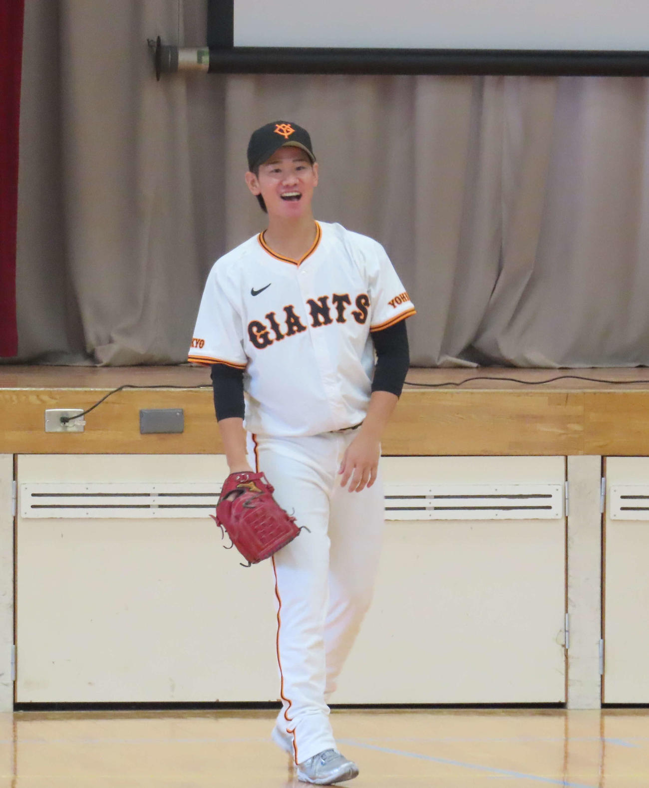 府中市立新町小学校を訪問し、子供たちとキャッチボールをする巨人井上（撮影・水谷京裕）