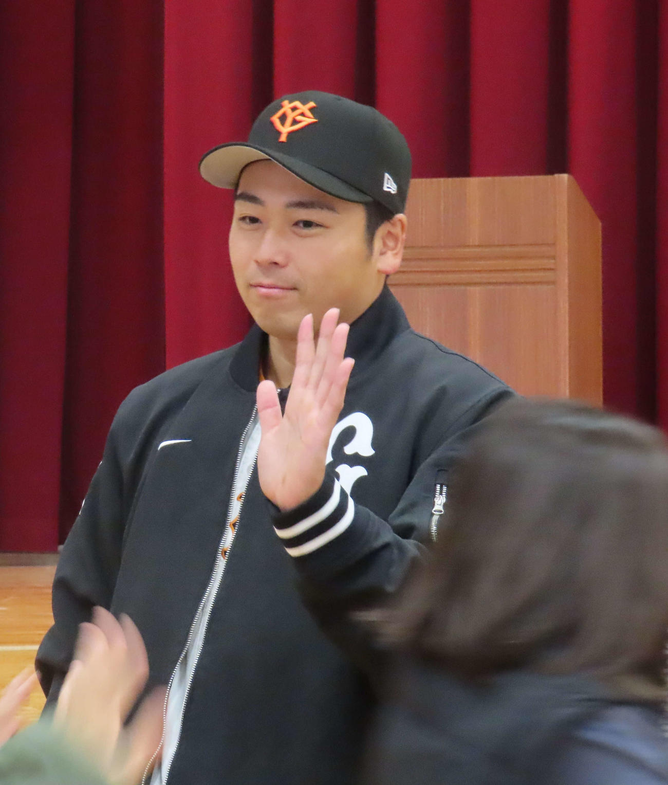府中市立新町小学校を訪問し、子供たちとハイタッチする巨人喜多（撮影・水谷京裕）