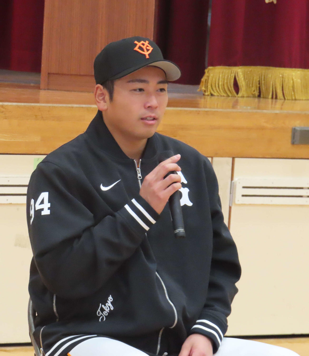 府中市立新町小学校を訪問する巨人喜多（撮影・水谷京裕）