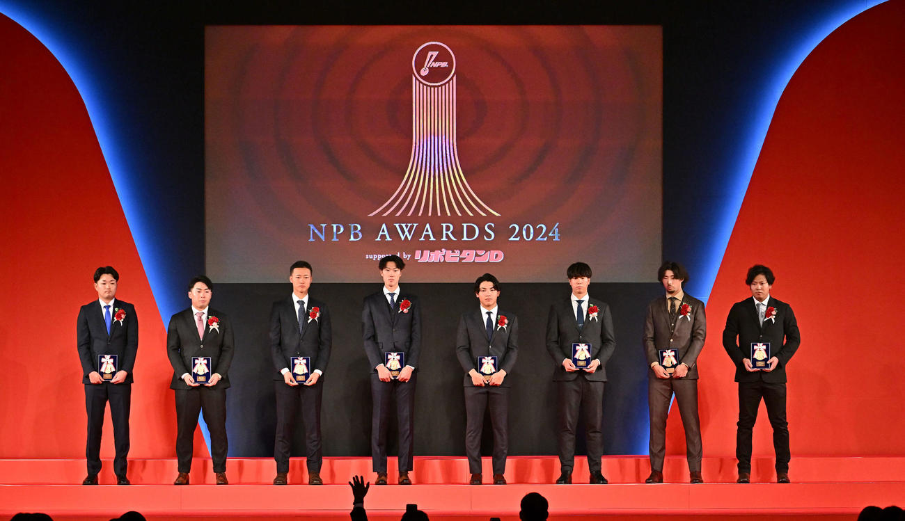 イースタン・リーグ優秀選手賞を受賞した選手たち。左からDeNA石田裕、巨人浅野、西武菅井、日本ハム福島、ヤクルト小森、ロッテ上田、楽天入江、オイシックス知念（撮影・滝沢徹郎）