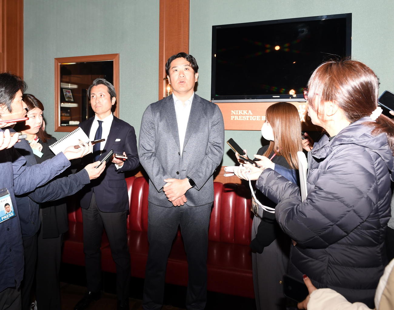 取材対応する楽天田中将（撮影・山田愛斗）