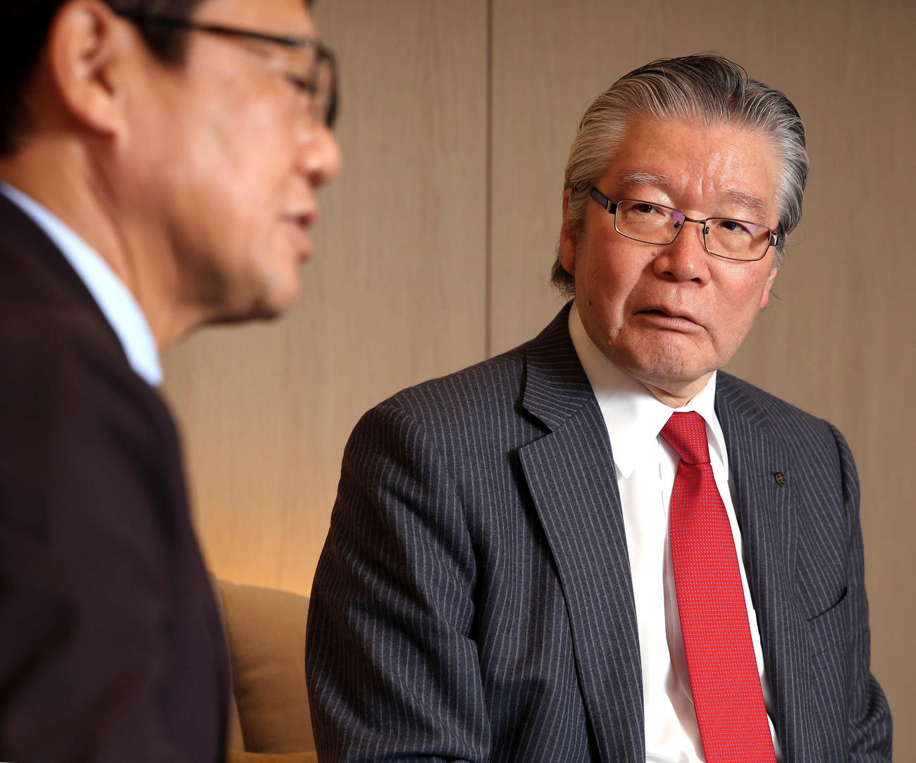 古田敦也理事長（左）との野球談議が盛り上がる立飛の村山正道社長（撮影・浅見桂子）