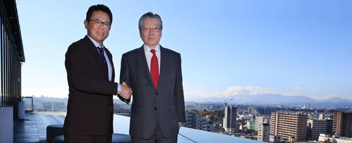 立川「SORANO HOTEL」で、プールを背に握手する立飛の村山正道社長（右）と古田敦也理事長（撮影・浅見桂子）
