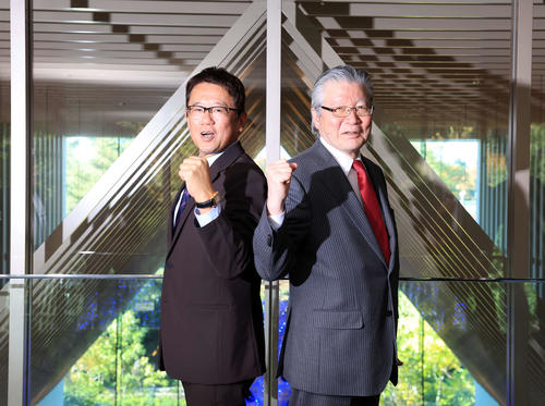 立川「SORANO HOTEL」で、笑顔でガッツポーズする立飛の村山正道社長（右）と古田敦也理事長（撮影・浅見桂子）