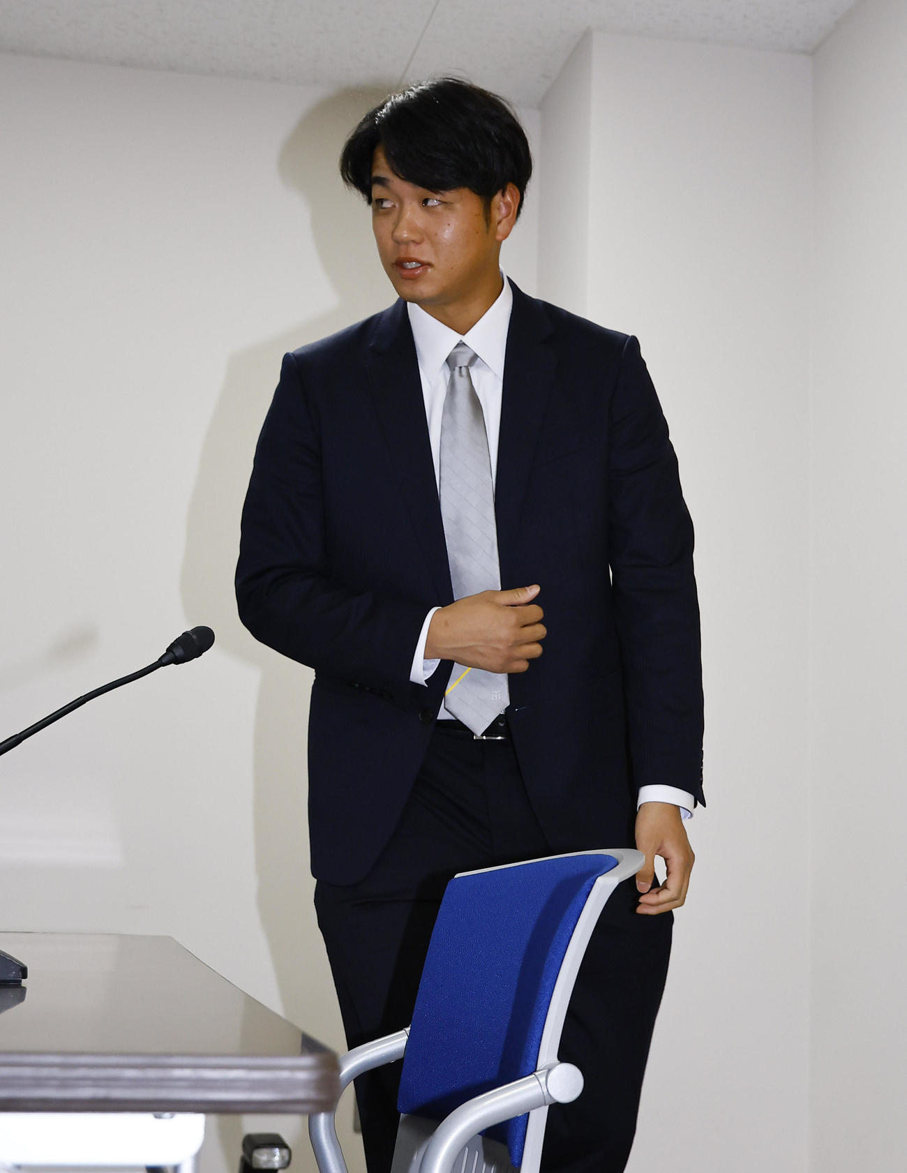 契約更改を終え、記者会見の席に着く阪神高橋（撮影・藤尾明華）