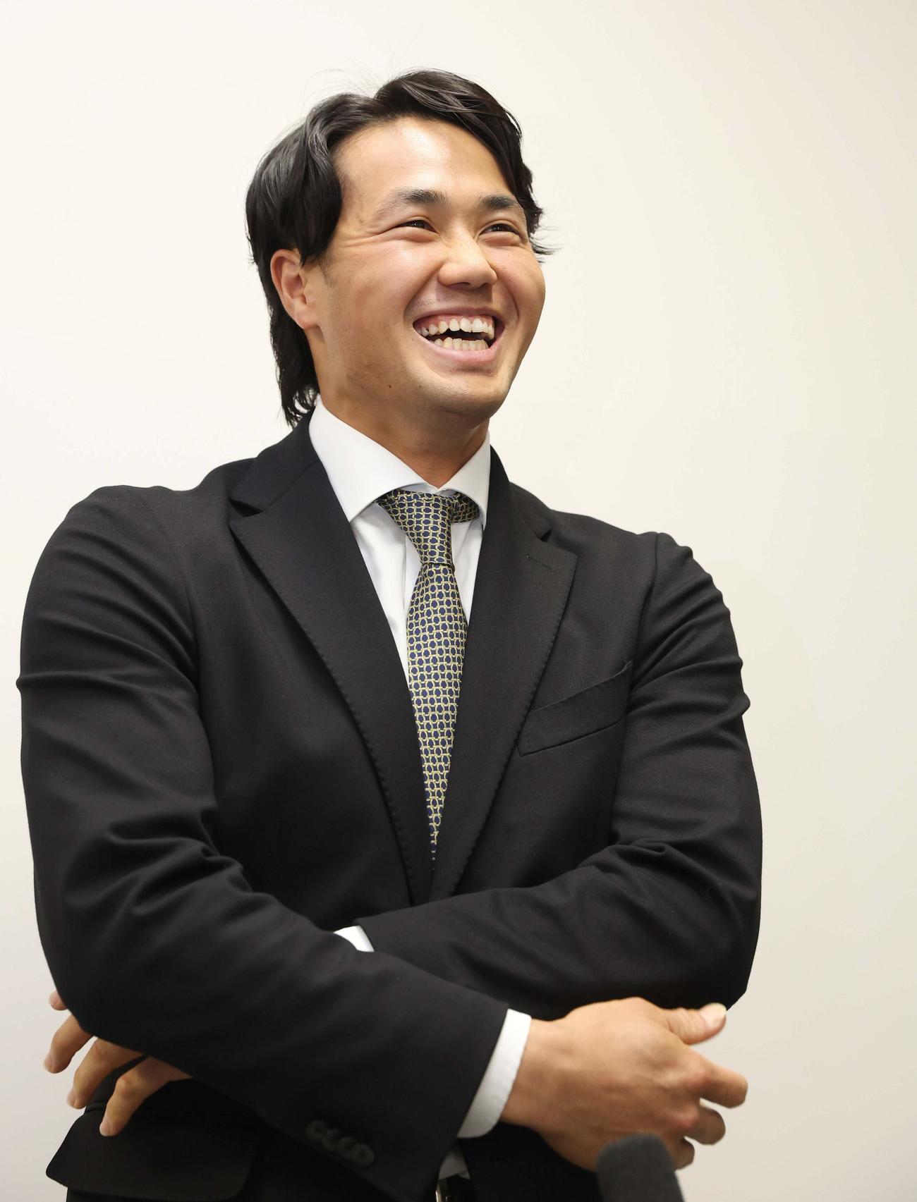 契約更改を終え笑顔で会見する日本ハム細川（撮影・黒川智章）