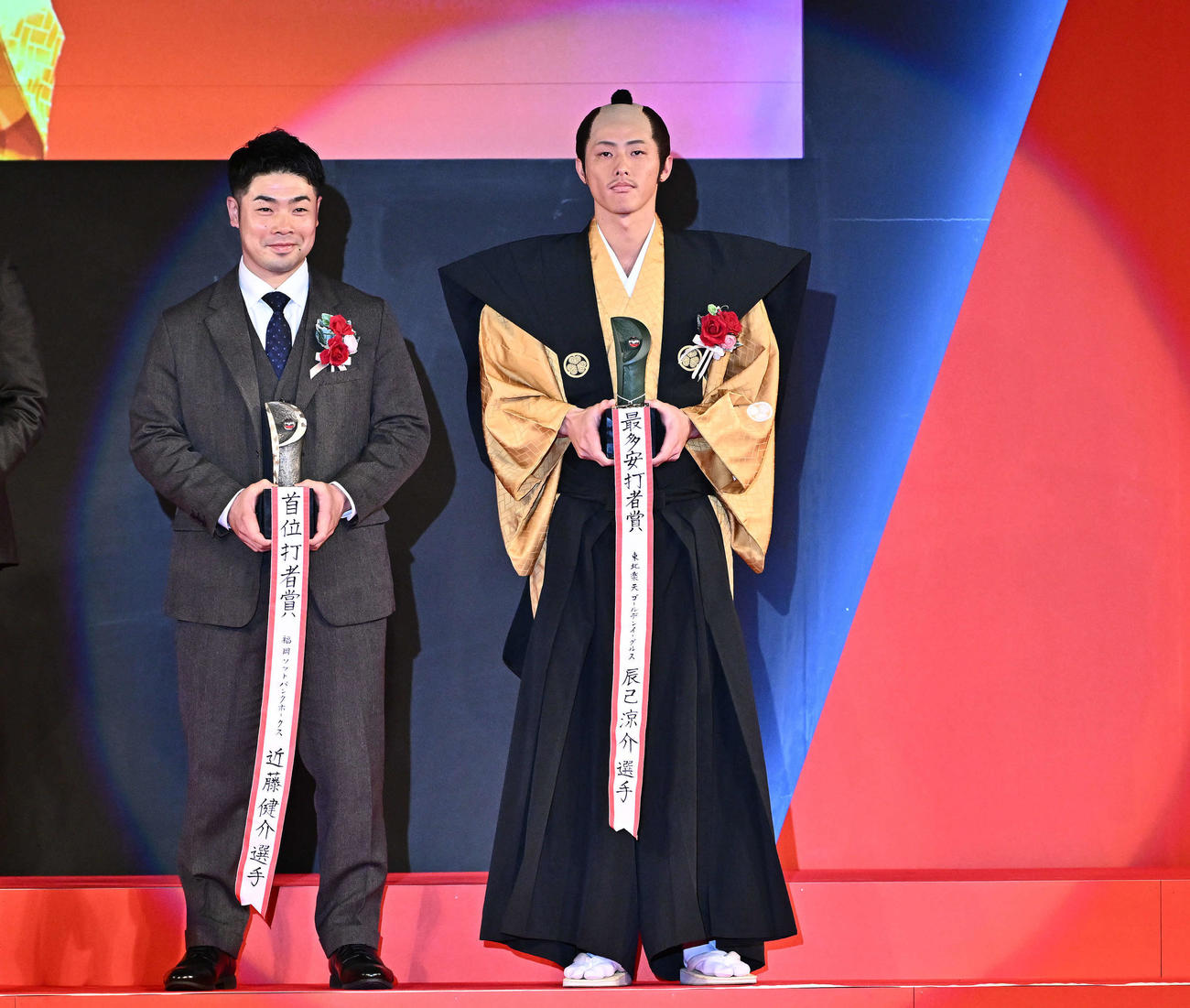 殿様の姿で授賞式に臨む楽天辰己（右）（撮影・滝沢徹郎）