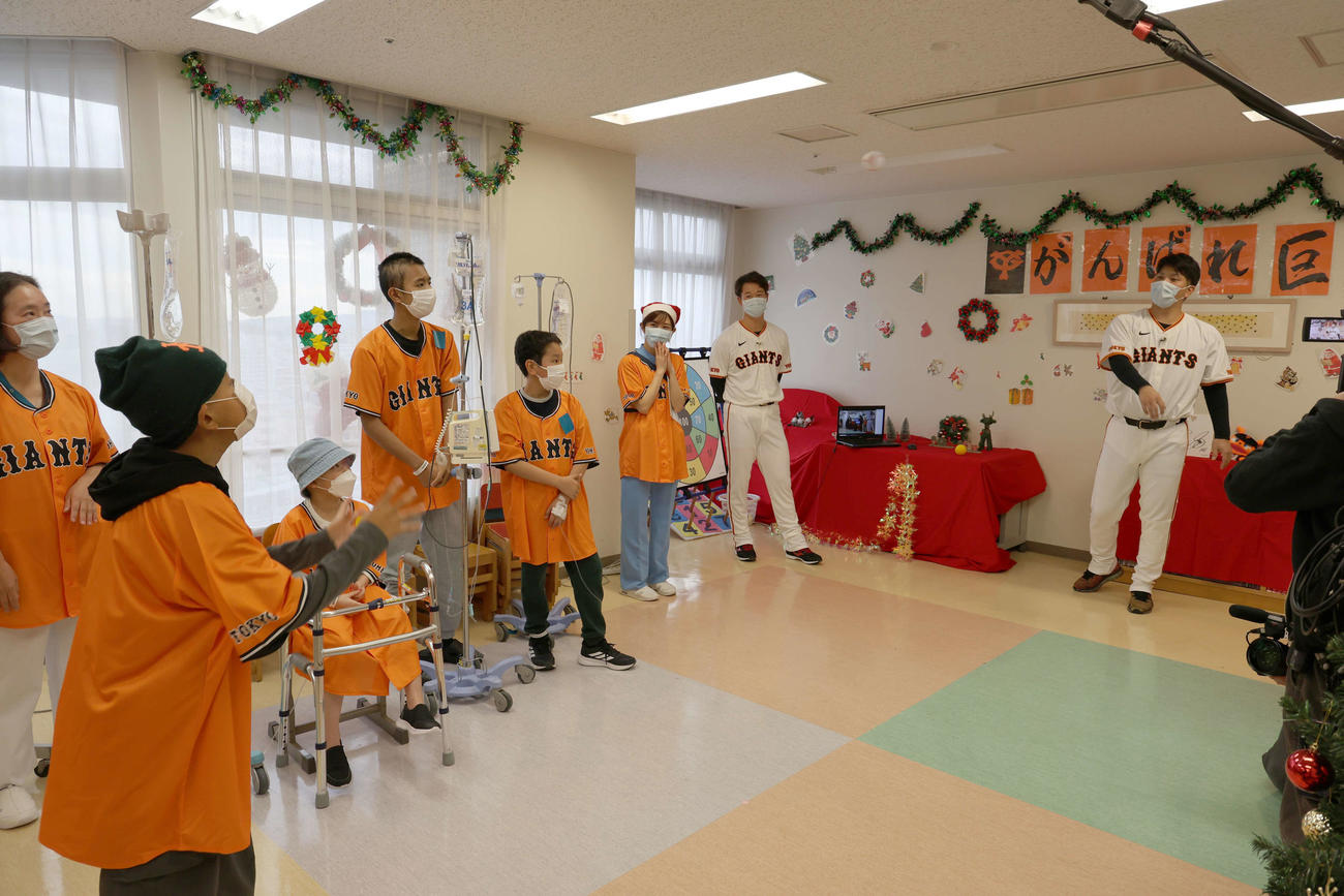 東海大医学部付属病院を訪問し、子どもたちとキャッチボールをする大城卓（球団提供）