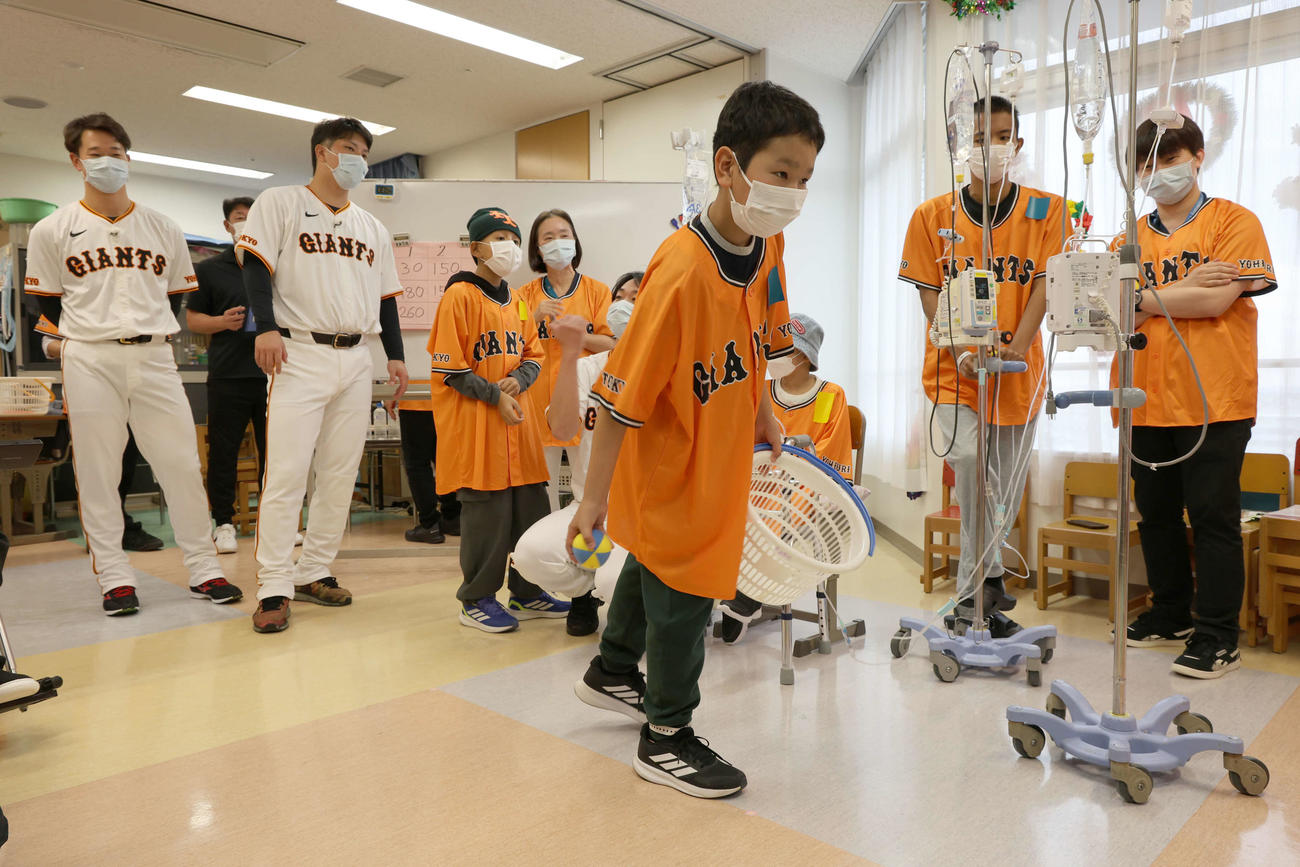 東海大医学部付属病院を訪問し、子どもたちと交流する中川（左）と大城卓（球団提供）