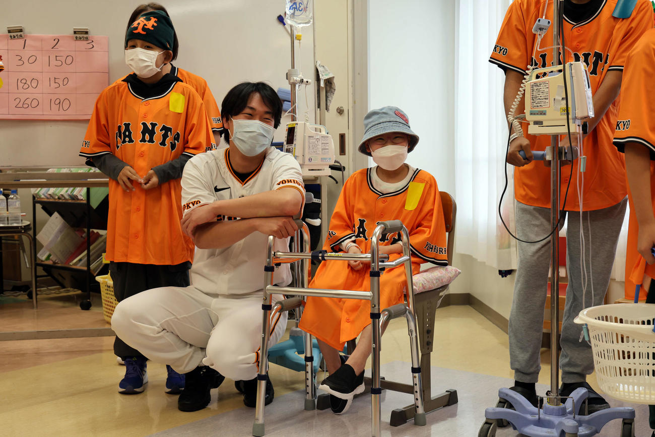 東海大医学部付属病院を訪問し、子どもたちと交流する山崎伊（球団提供）