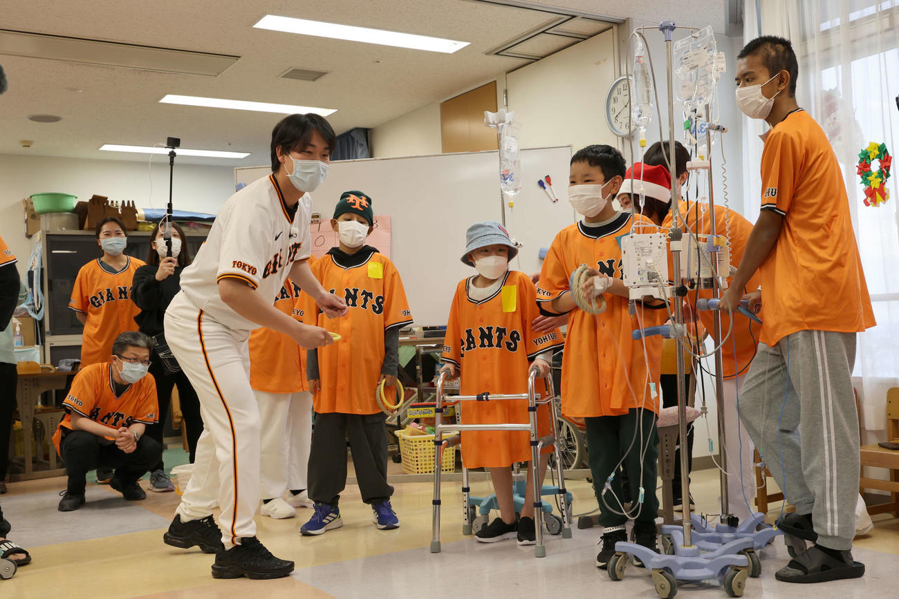 東海大医学部付属病院を訪問し、子どもたちと交流する山崎伊（球団提供）