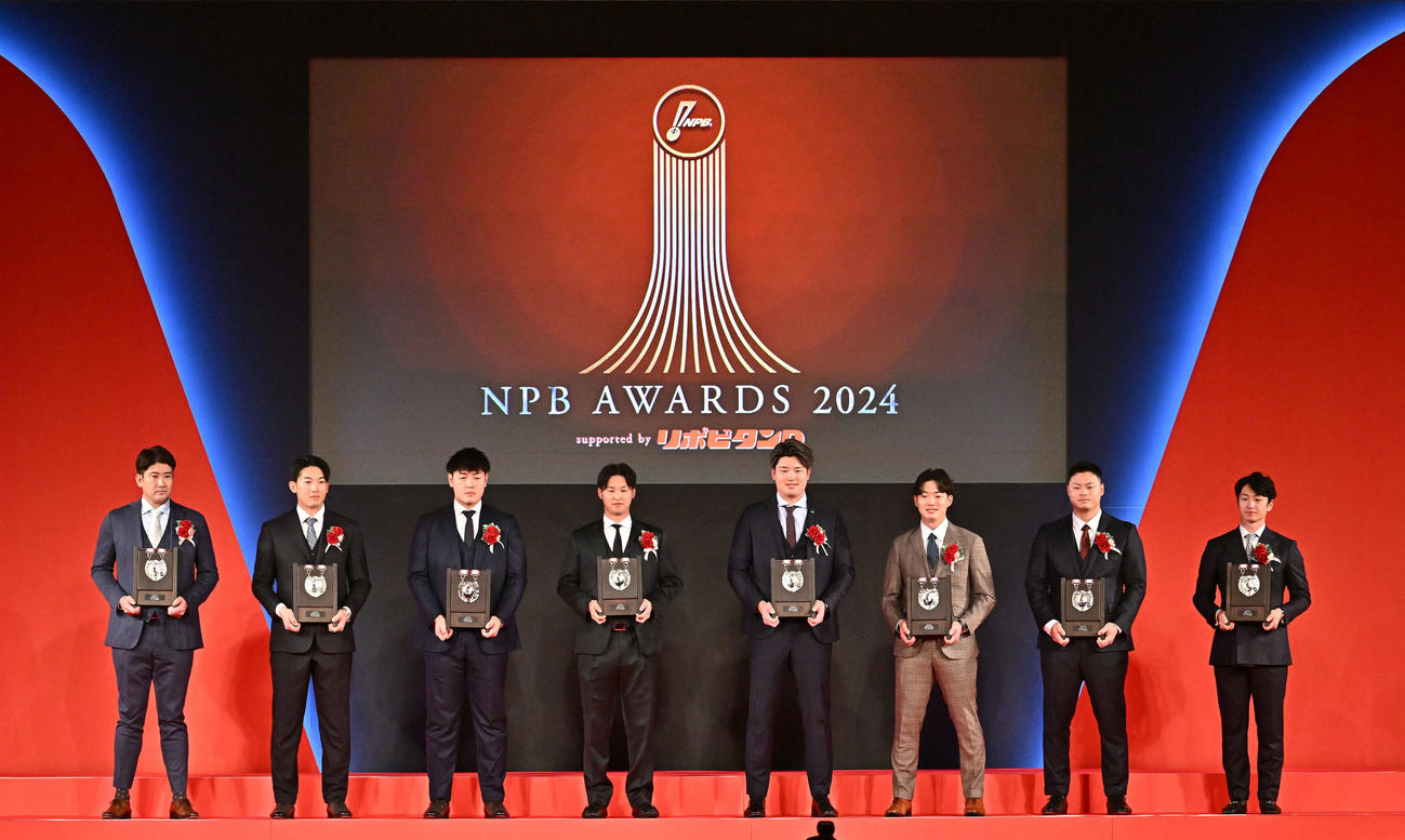 セリーグベストナインに選ばれた選手たち。左から巨人菅野、DeNA山本、巨人岡本和、同吉川、ヤクルト村上、同長岡、中日細川、阪神近本（撮影・滝沢徹郎）