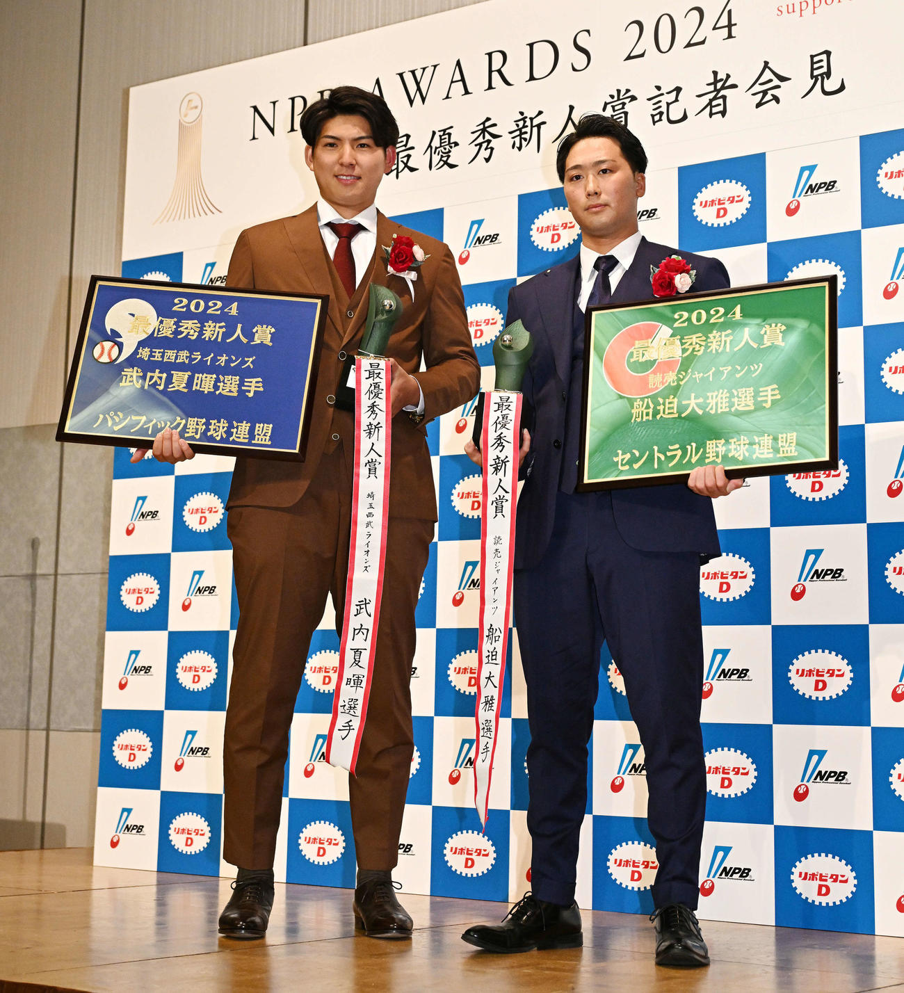 最優秀新人賞を受賞した西武武内（左）と巨人船迫（撮影・滝沢徹郎）