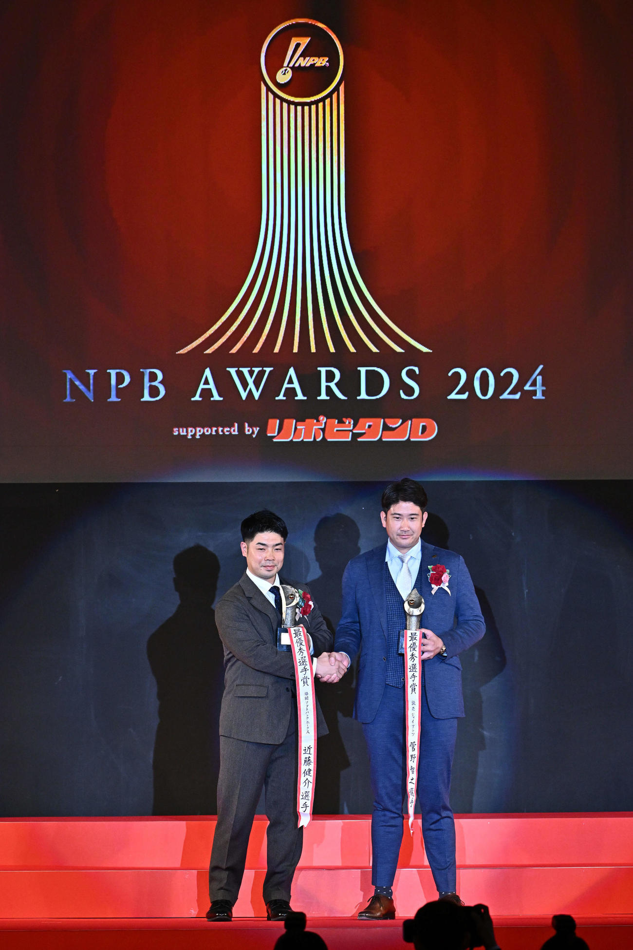 最優秀選手賞を受賞したソフトバンク近藤（左）と巨人菅野（撮影・滝沢徹郎）