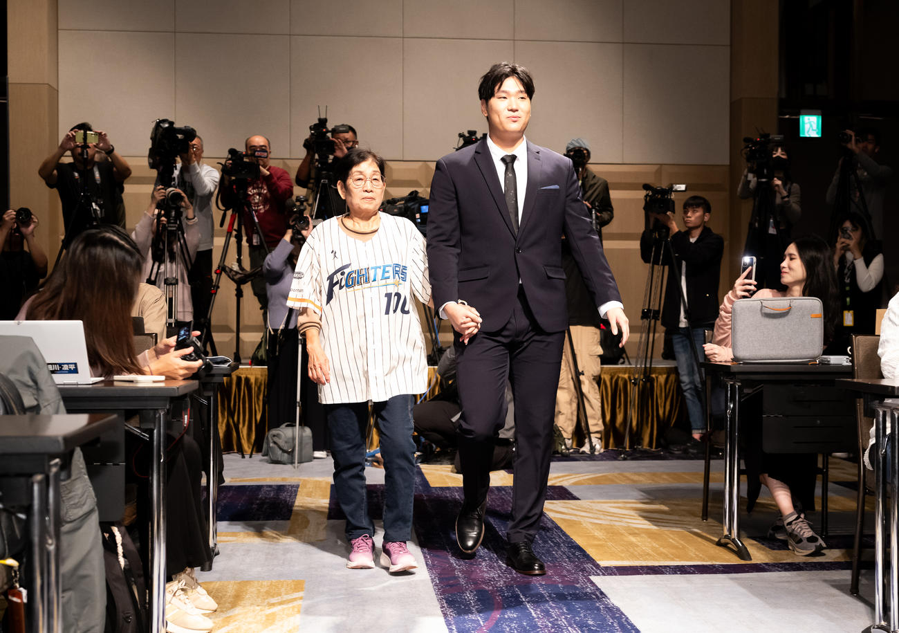 台湾で入団会見に臨んだ古林睿煬投手は祖母と会見場へ入場（球団提供）