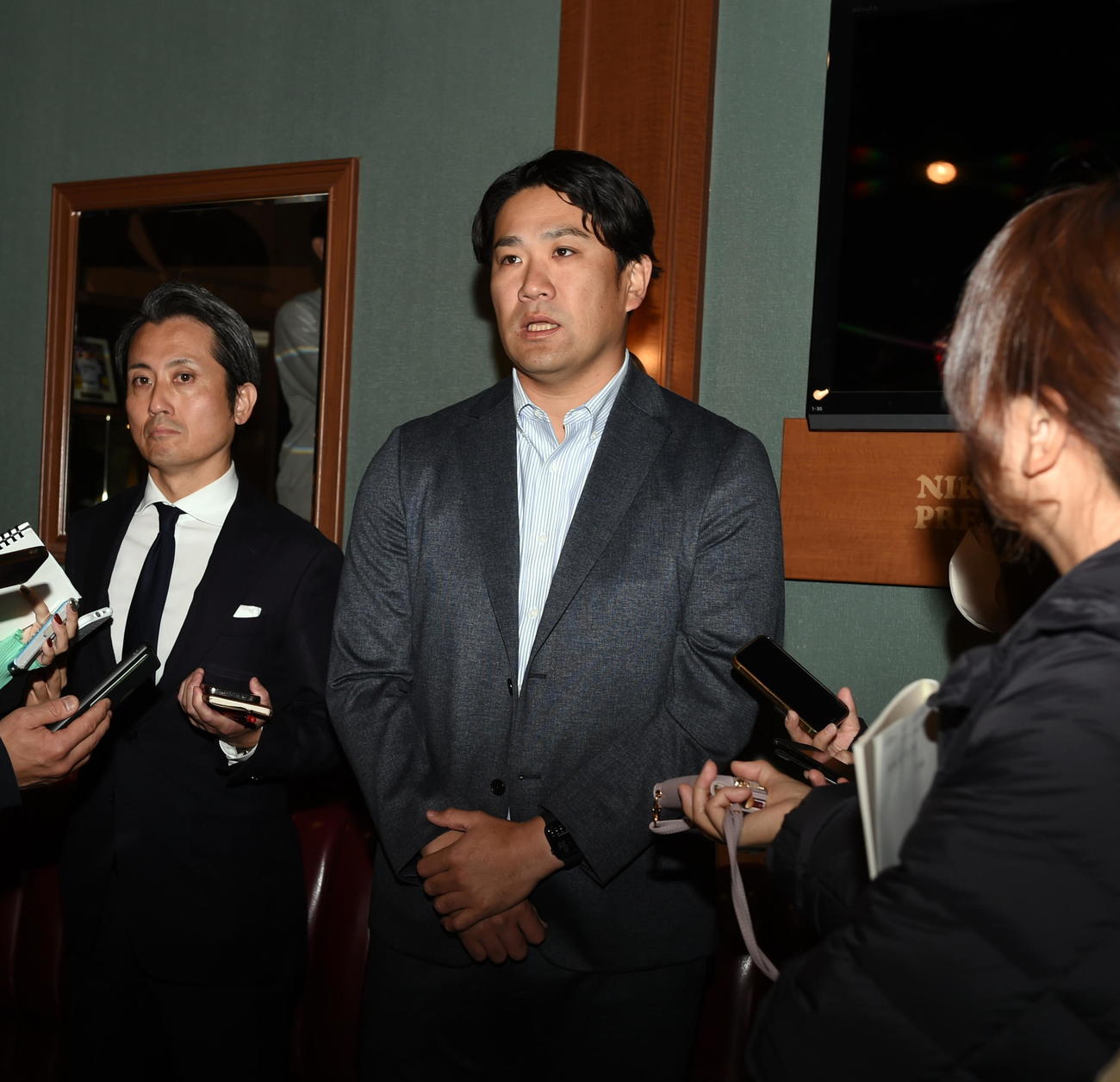 取材対応する楽天田中将（撮影・山田愛斗）