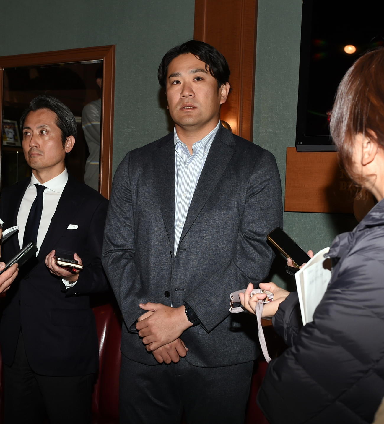 取材対応する楽天田中将（撮影・山田愛斗）