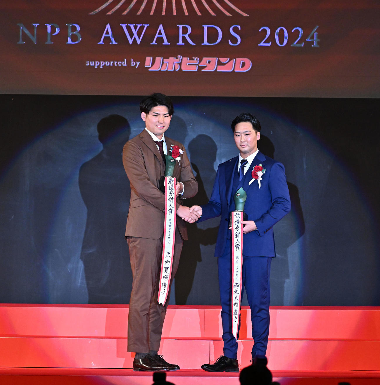 最優秀新人賞を受賞した西武武内（左）と巨人船迫（撮影・滝沢徹郎）