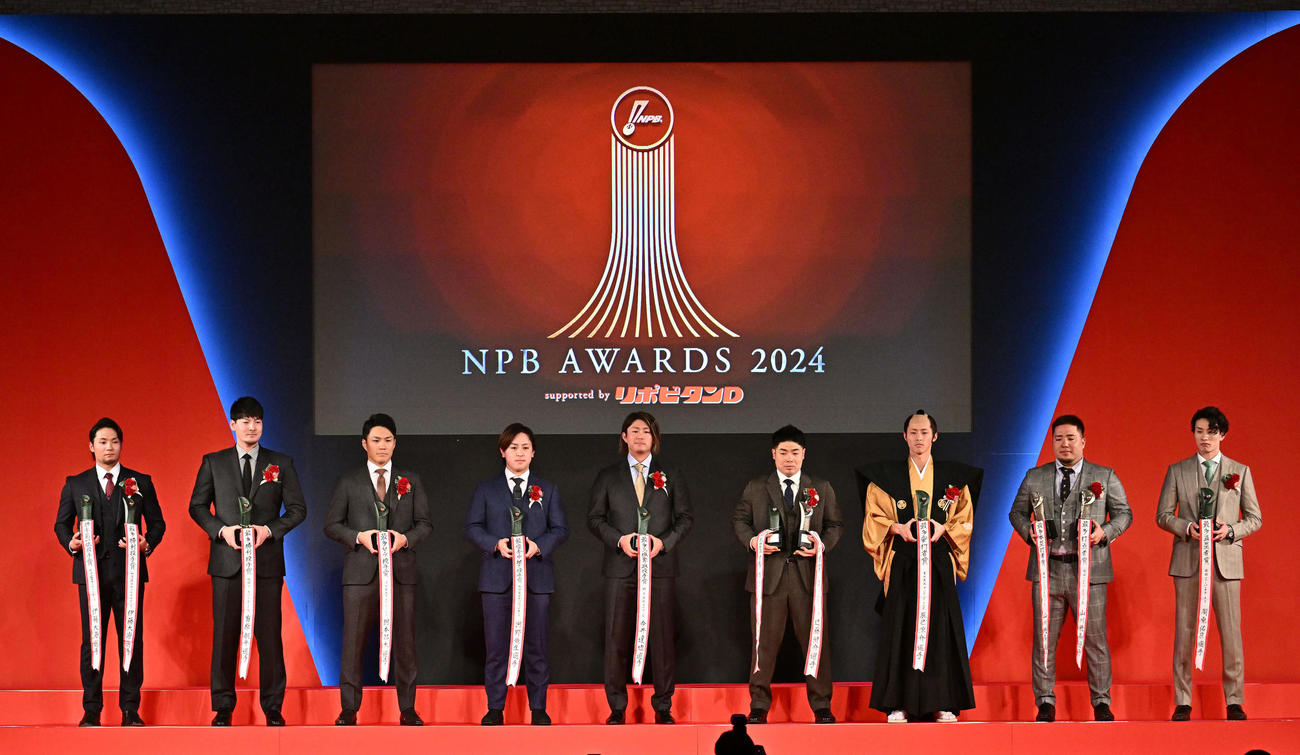 記録賞を受賞したパリーグの選手たち。左から日本ハム伊藤、ソフトバンク有原、楽天則本昂大、日本ハム河野、西武今井、ソフトバンク近藤、楽天辰己、ソフトバンク山川、同周東（撮影・滝沢徹郎）