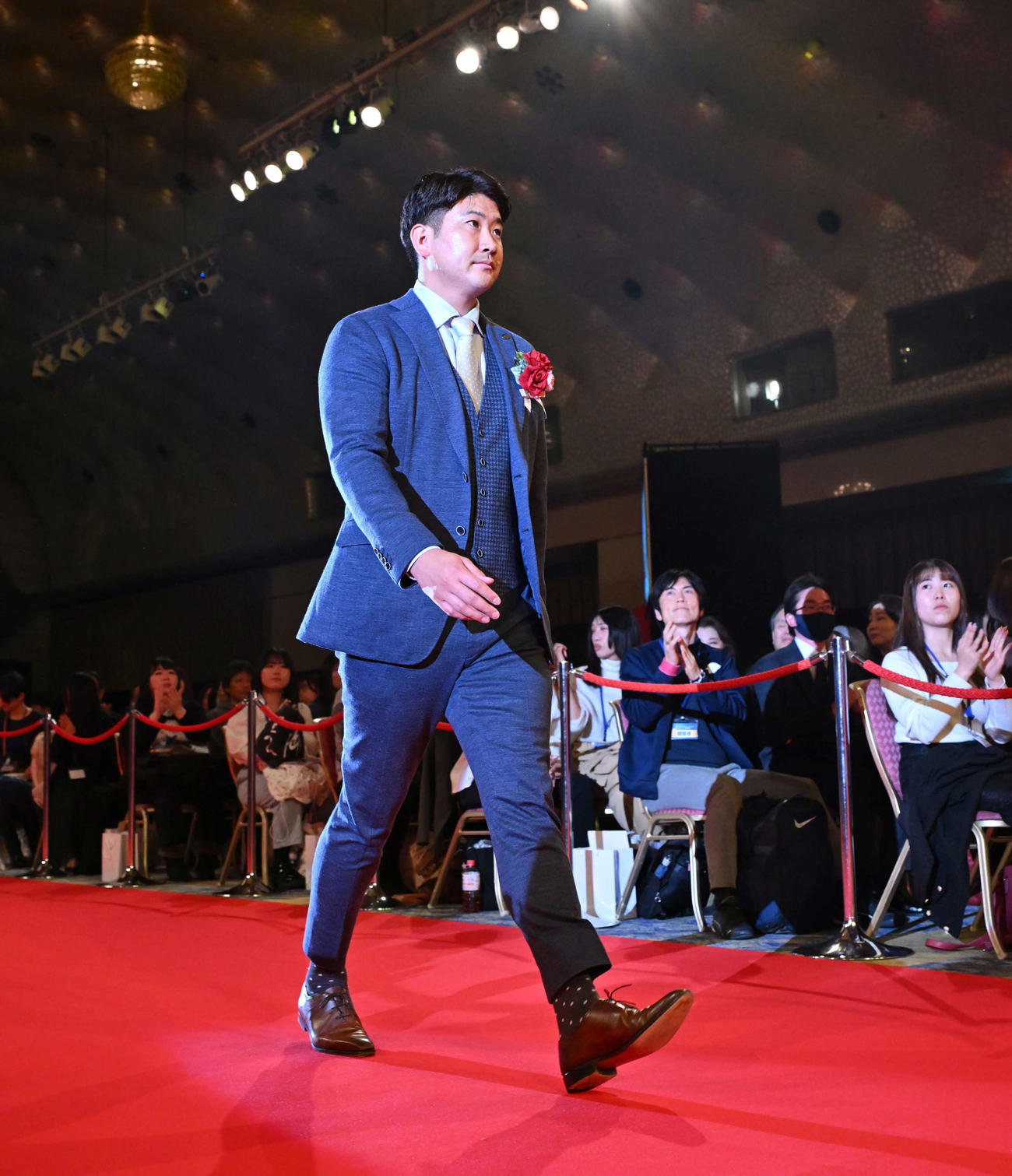 セ・リーグのベストナインを受賞し、壇上に向かう巨人菅野（代表撮影）