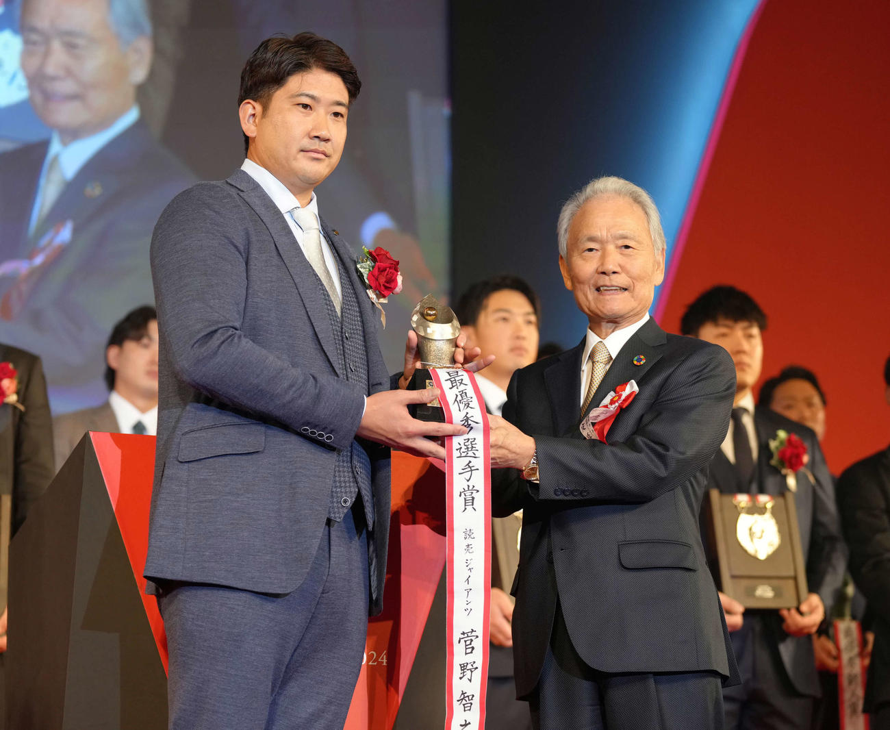 セ・リーグMVPを受賞した巨人菅野（左）。右は榊原コミッショナー（代表撮影）