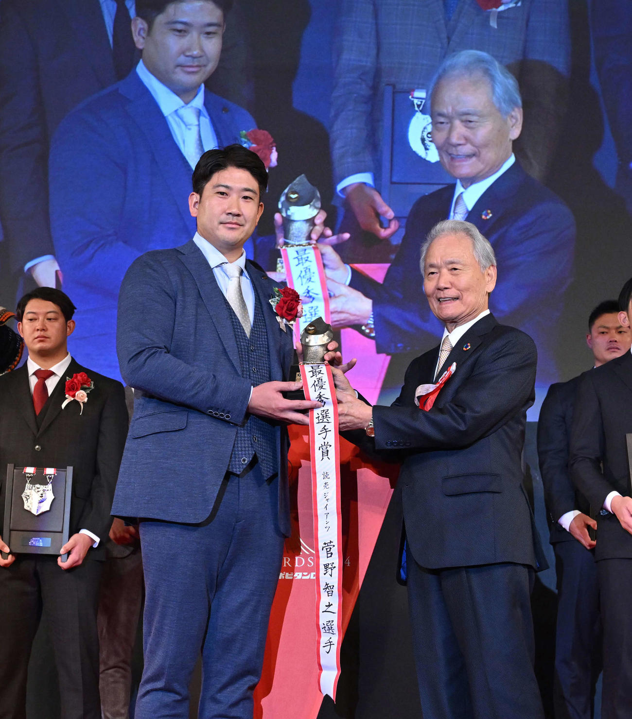 セ・リーグMVPを受賞し、榊原コミッショナー（右）から表彰を受ける巨人菅野（代表撮影）