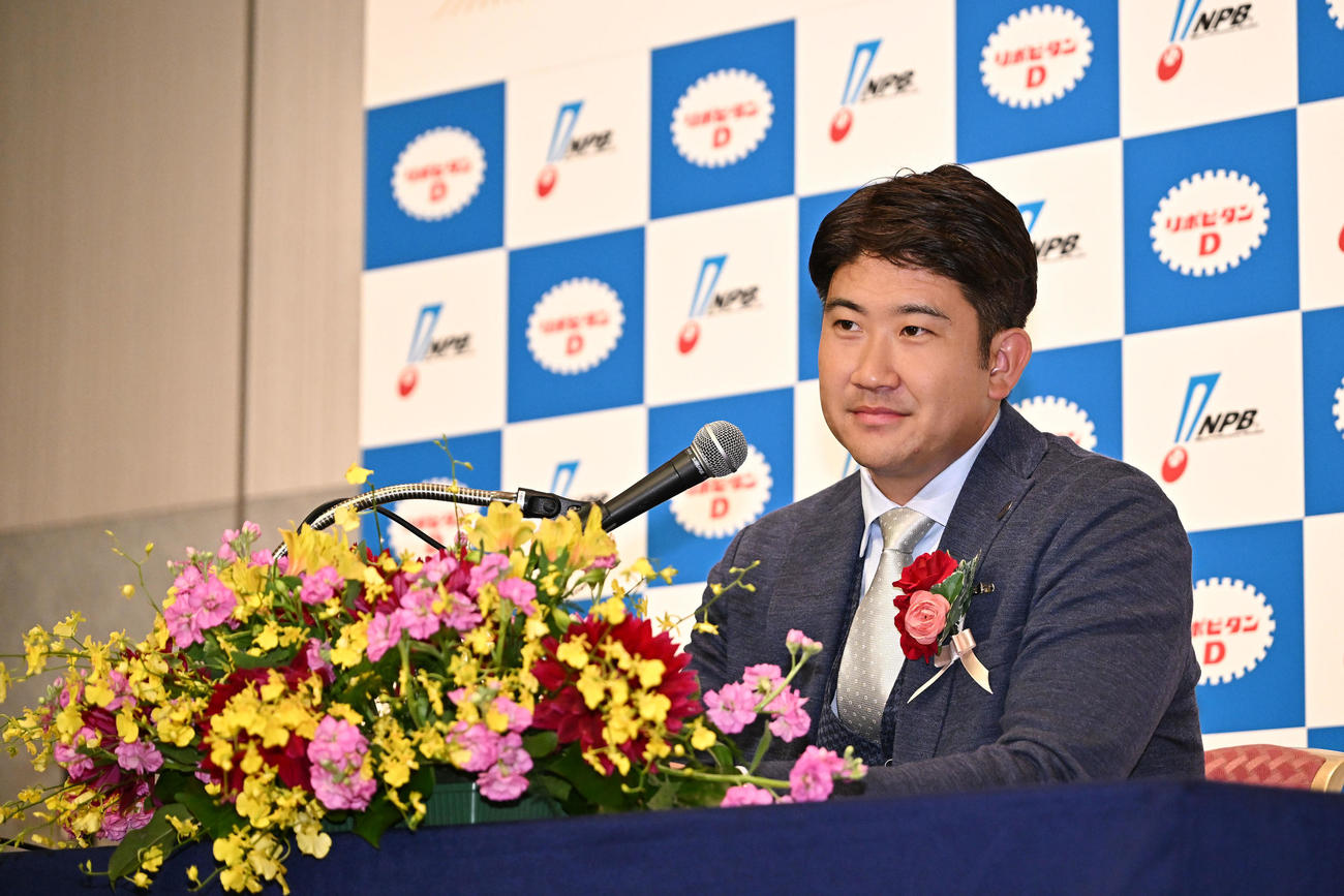最優秀選手賞を受賞し会見する巨人菅野（撮影・滝沢徹郎）