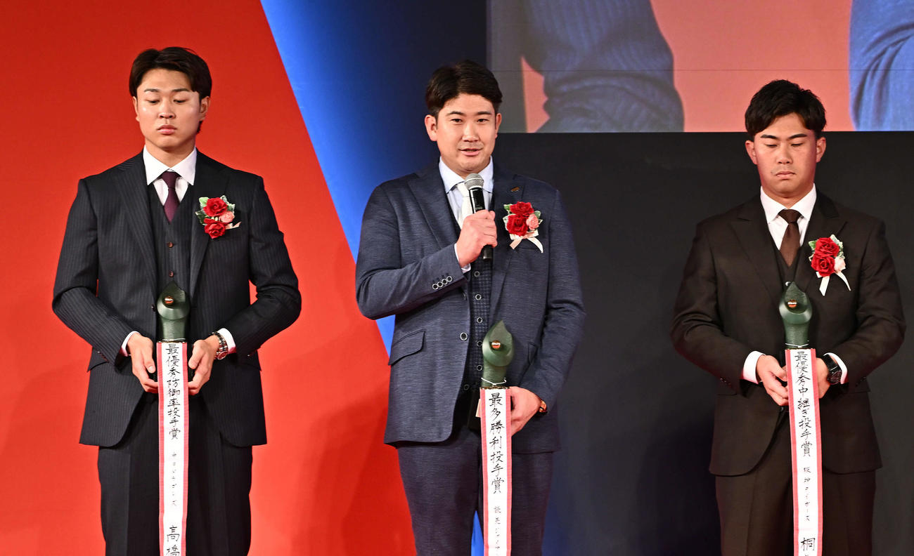 勝率第1位投手賞と最多勝利投手賞を受賞した巨人菅野（中央）（撮影・滝沢徹郎）
