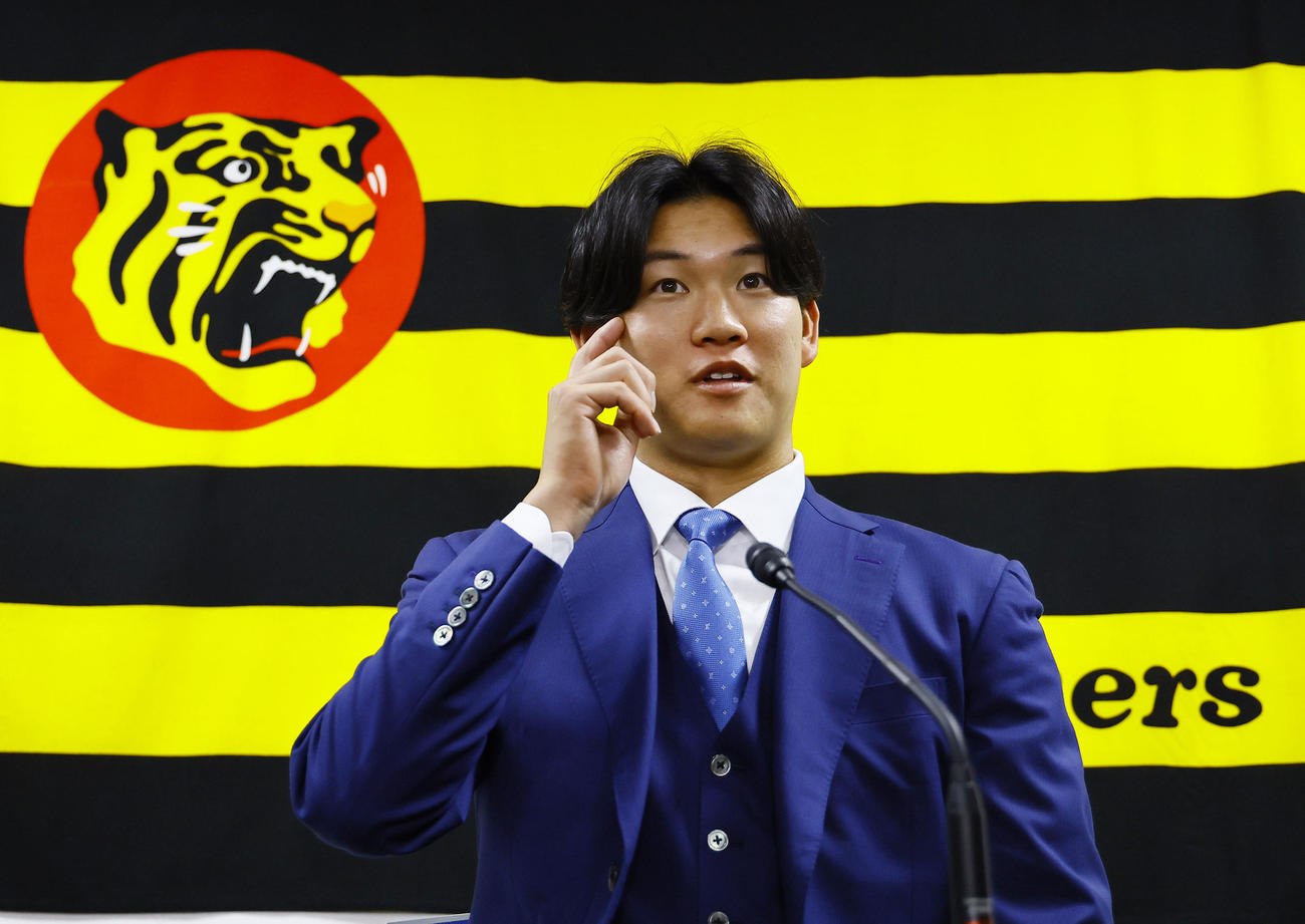 200万円ダウンで更改を終えて会見する阪神及川（撮影・藤尾明華）