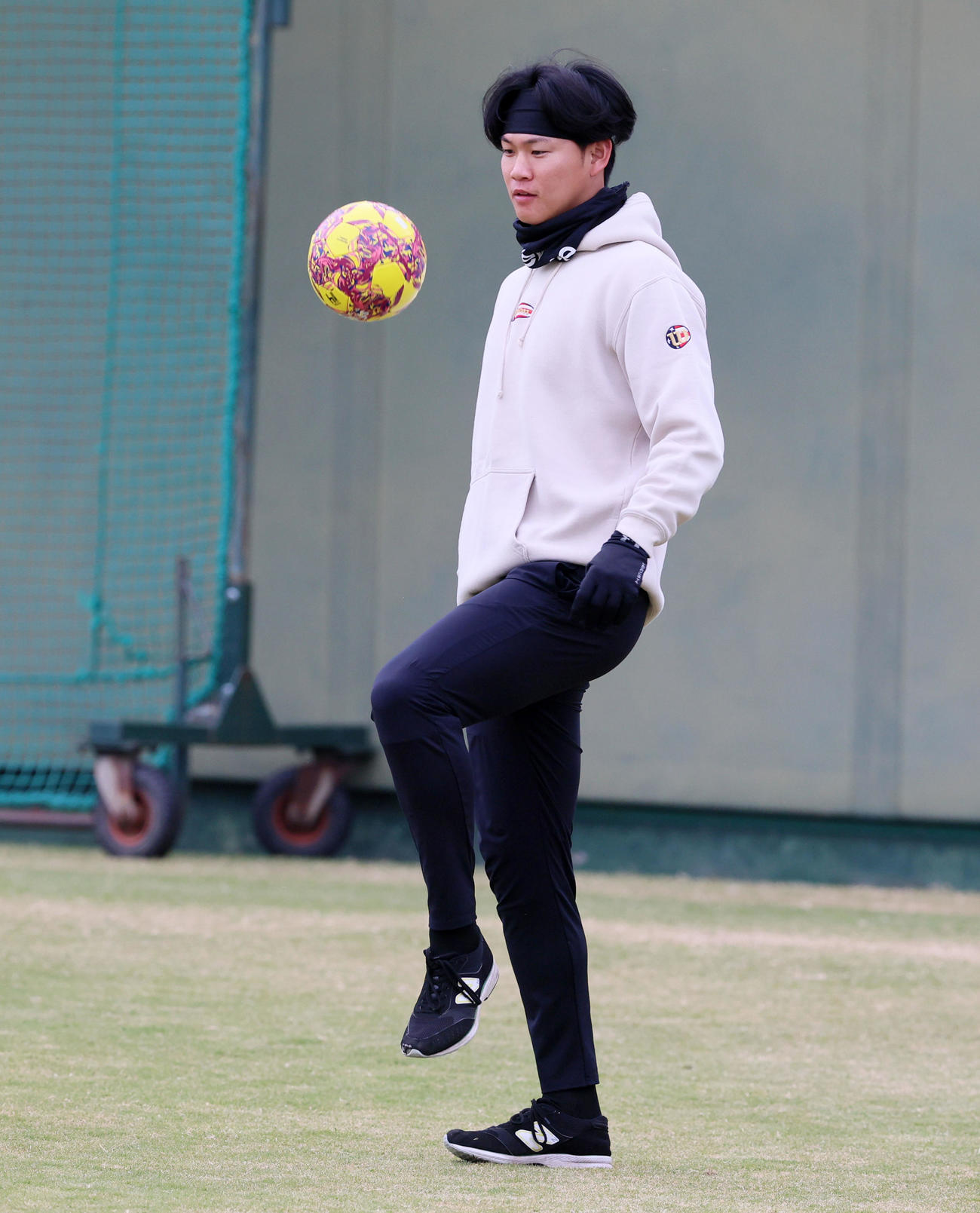サッカーボールでリフティングする及川（撮影・加藤哉）