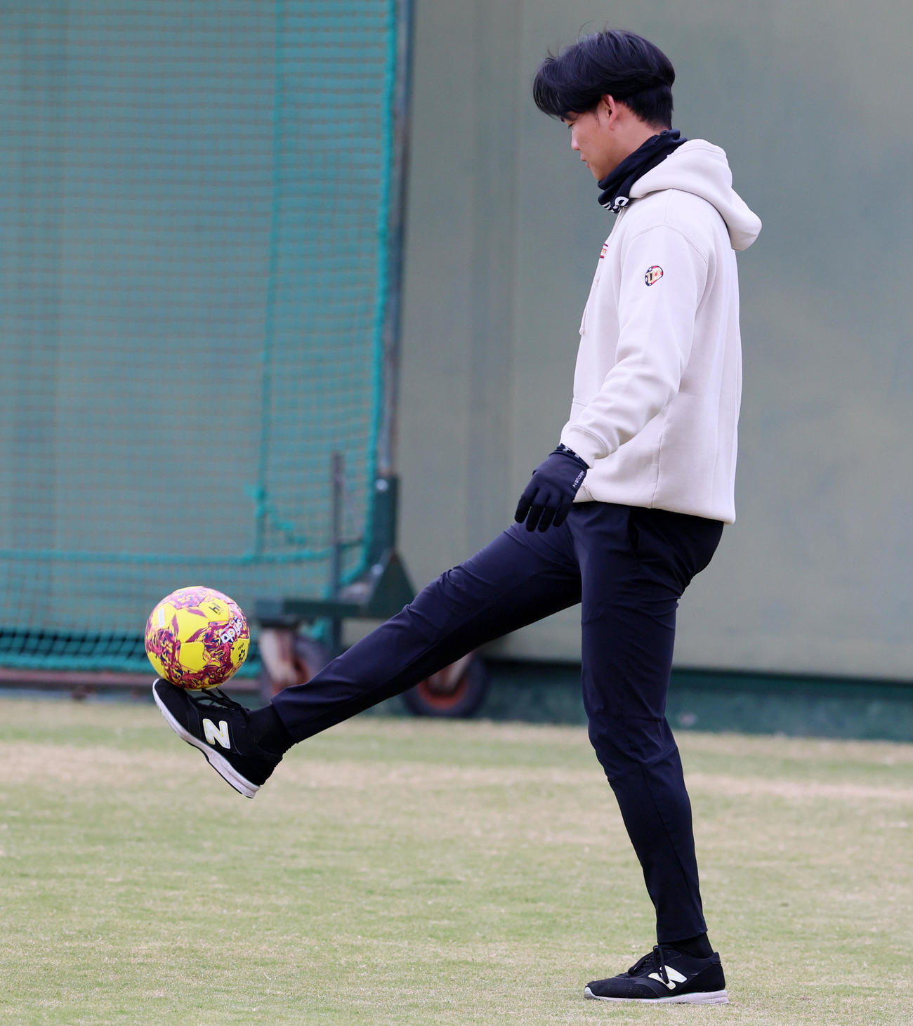 サッカーボールでリフティングする及川（撮影・加藤哉）