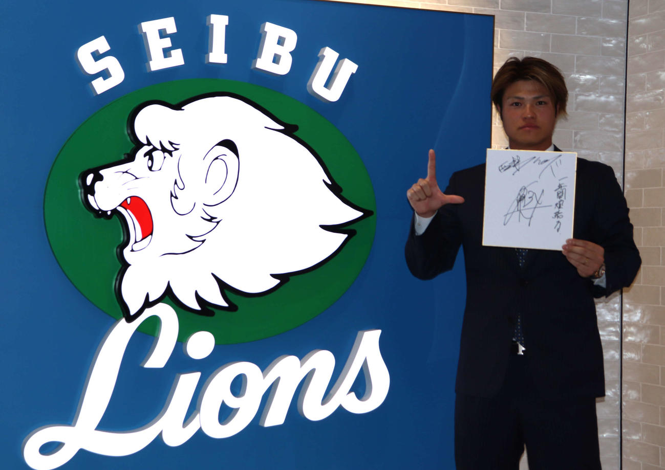 埼玉県所沢市内の球団事務所で契約更改に挑んだ西武・甲斐野（撮影・佐瀬百合子）