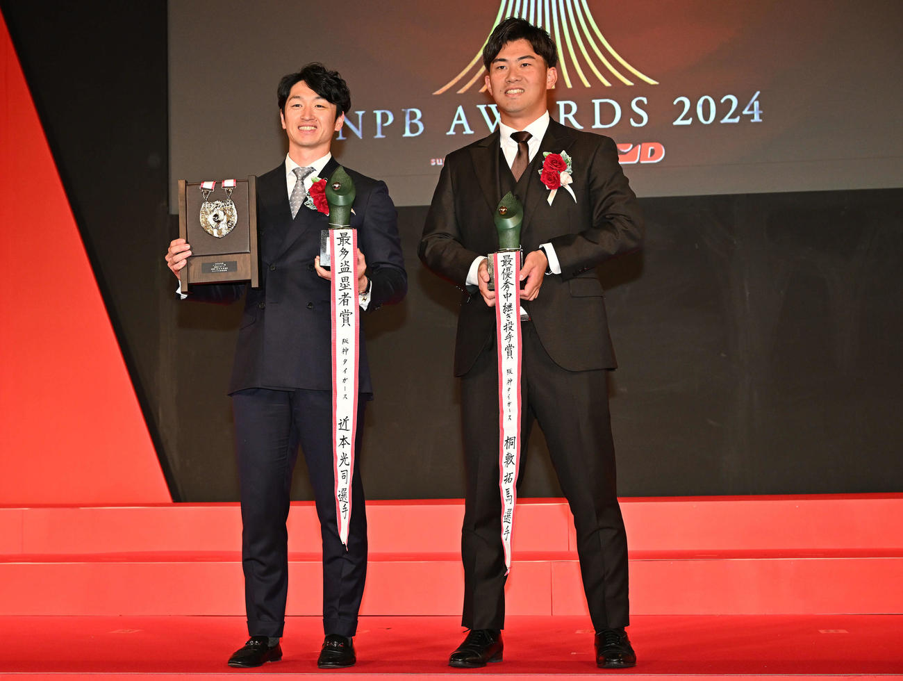 NPBアワーズ2024を終え記念撮影する阪神の近本（左）と桐敷（撮影・滝沢徹郎）