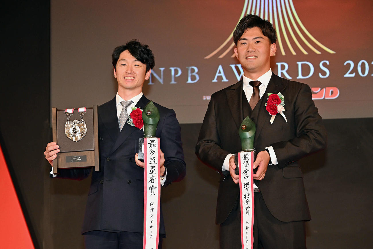 NPBアワーズ2024を終え記念撮影する阪神の近本（左）と桐敷（撮影・滝沢徹郎）