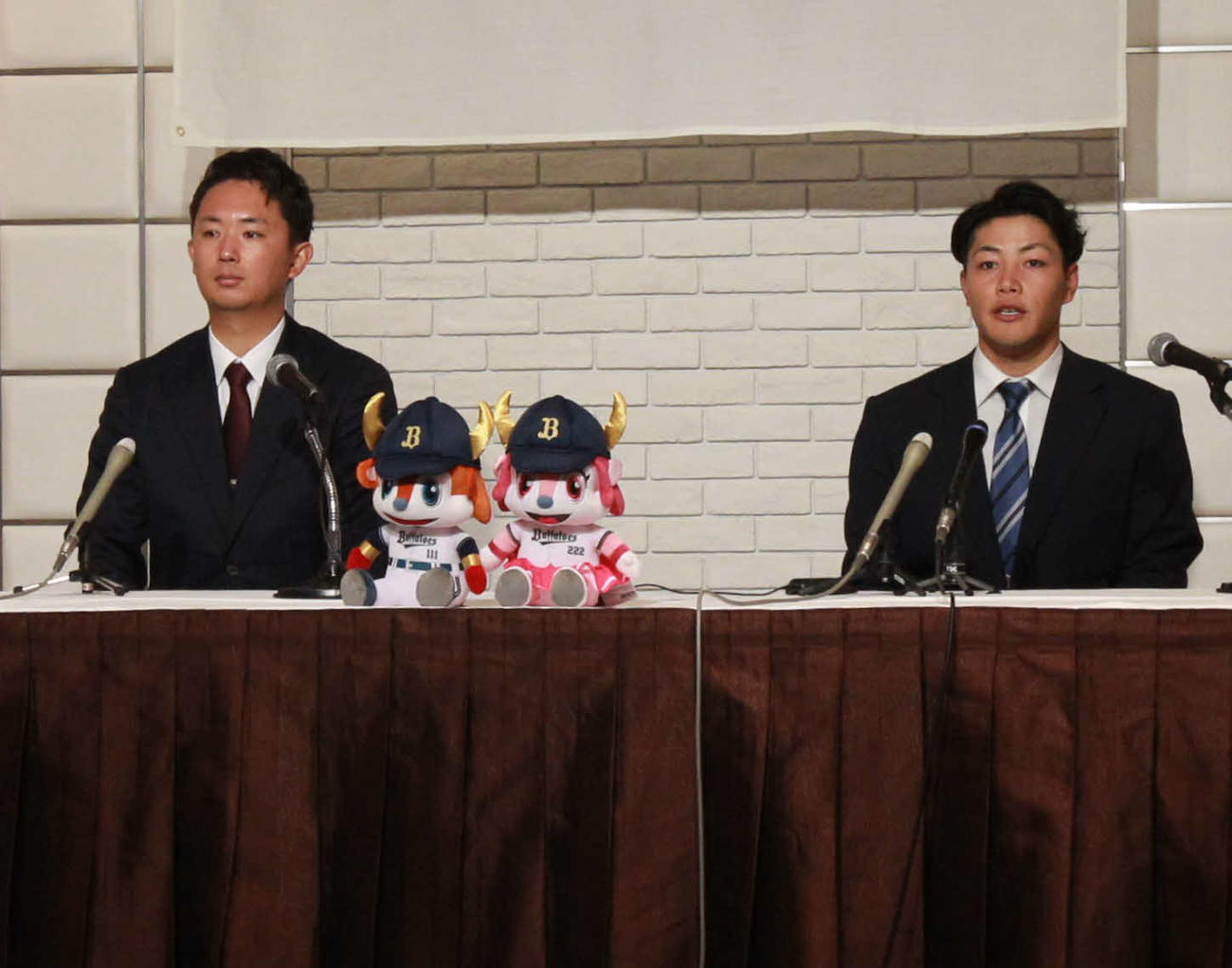 仮契約後の会見に臨むオリックスドラフト1位の富士大・麦谷（右）と岡崎スカウト（撮影・高橋香奈）