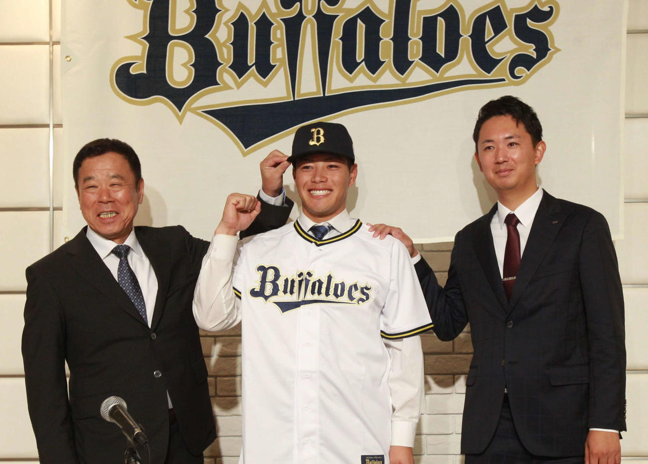 仮契約を結んだ後のオリックスドラフト1位の富士大・麦谷（中央）と福良GM（左）岡崎スカウト（右）（撮影・高橋香奈）