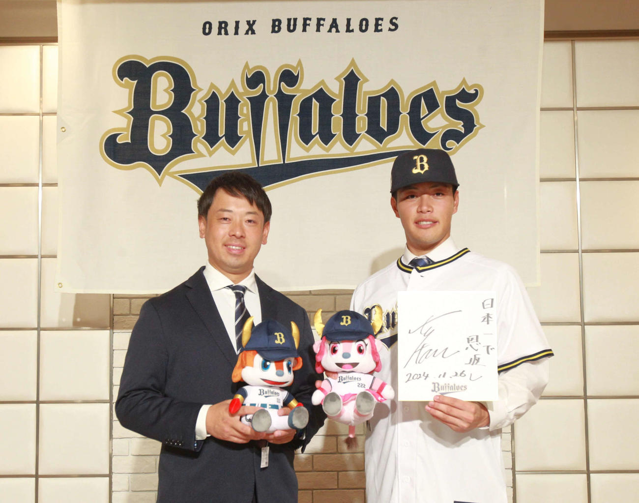 会見後のオリックスドラフト1位の富士大・麦谷祐介外野手（右）と安田慎太郎監督（撮影・高橋香奈）