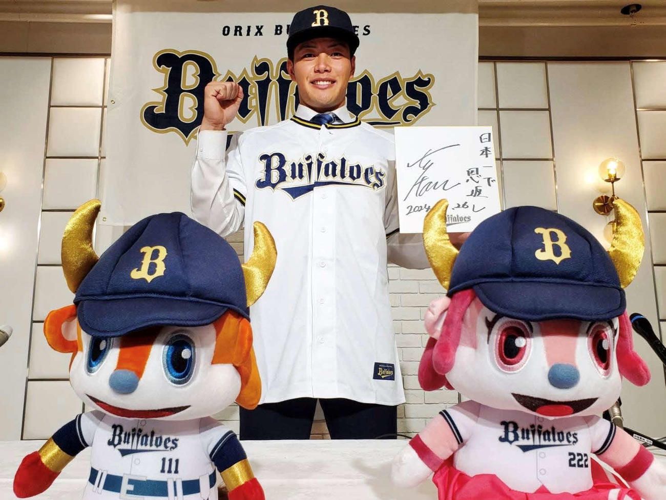 オリックスと仮契約を結んだ富士大・麦谷は　目標を記した色紙を手に笑顔を見せる（球団提供）
