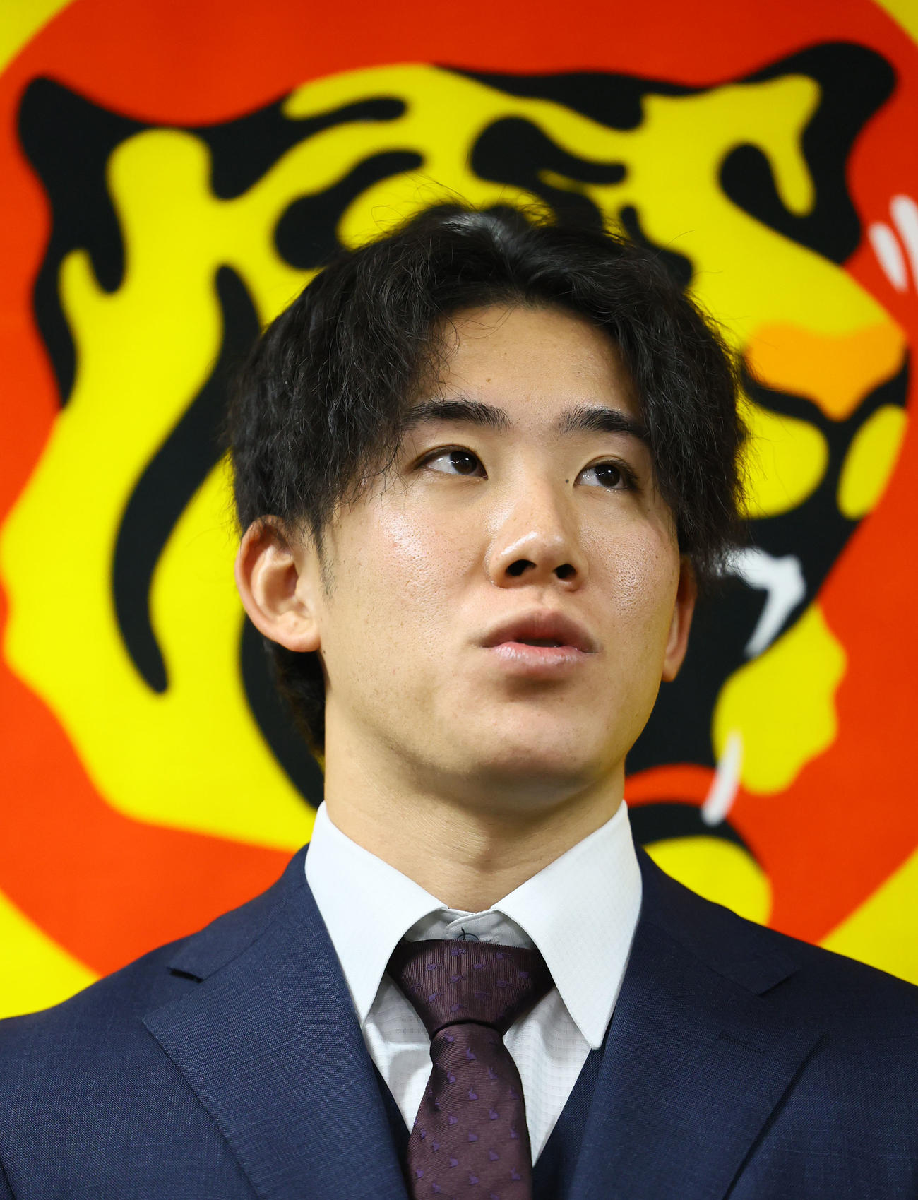 契約更改を終え、取材に応じる阪神富田（撮影・藤尾明華）