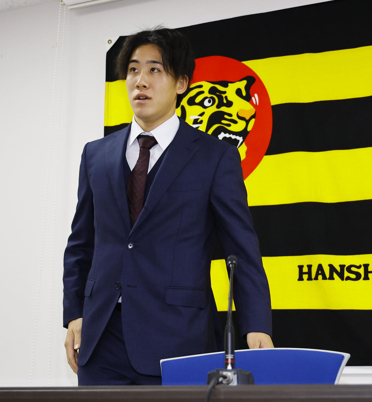 契約更改を終え、記者会見の席に着く阪神富田（撮影・藤尾明華）