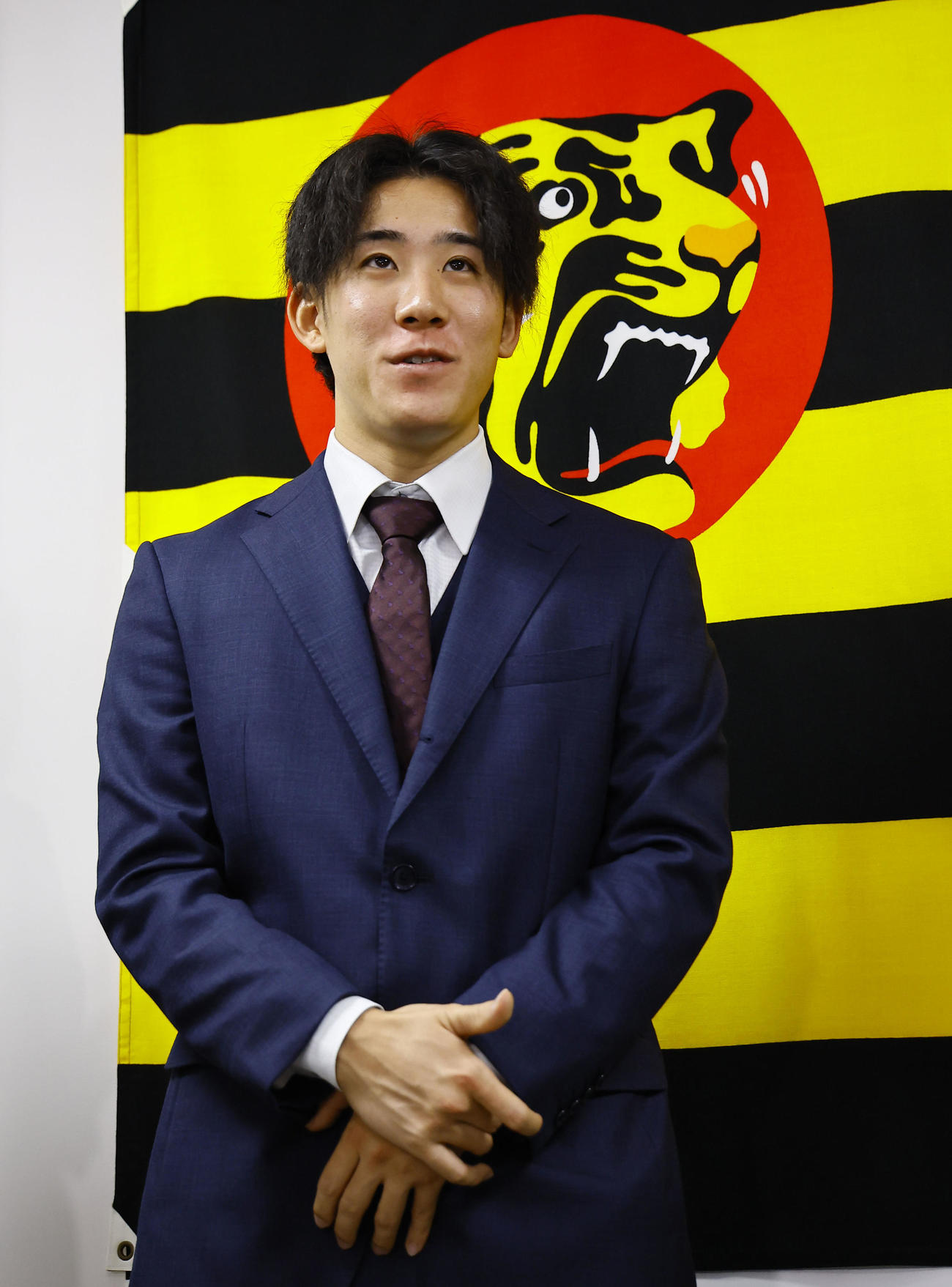 大幅アップで更改を終え笑顔を見せる阪神富田（撮影・藤尾明華）