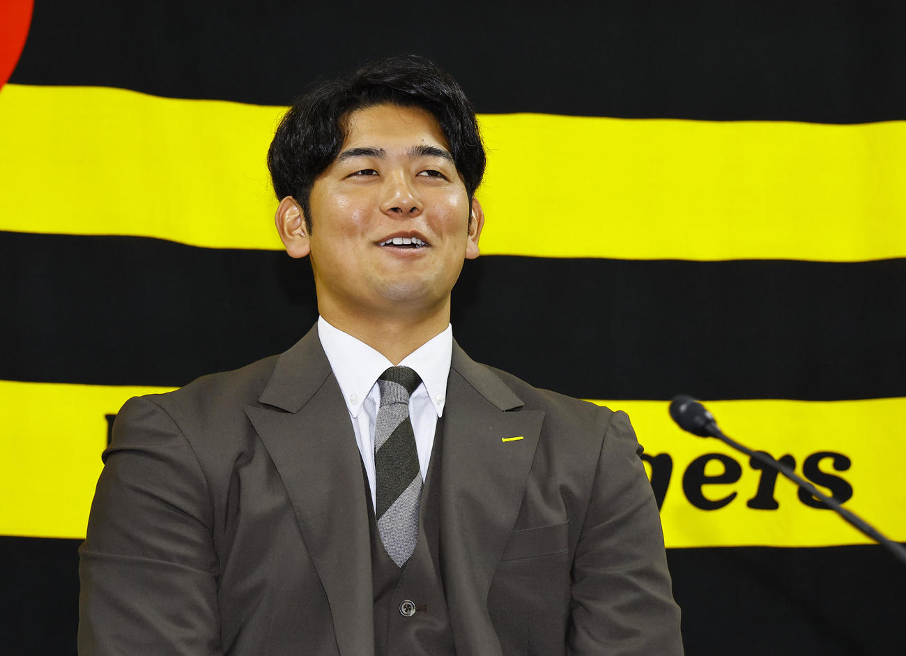 契約更改を終え、記者会見する阪神岡留（撮影・藤尾明華）