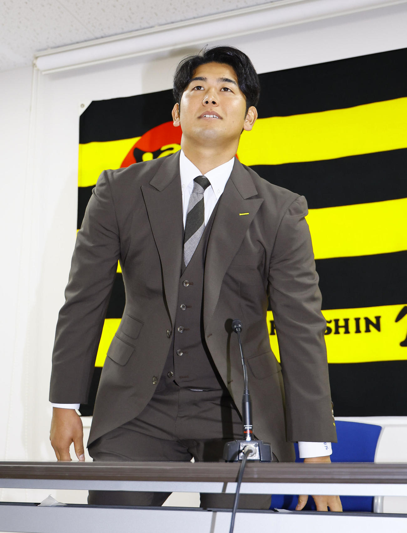 契約更改を終え、記者会見の席に着く阪神岡留（撮影・藤尾明華）