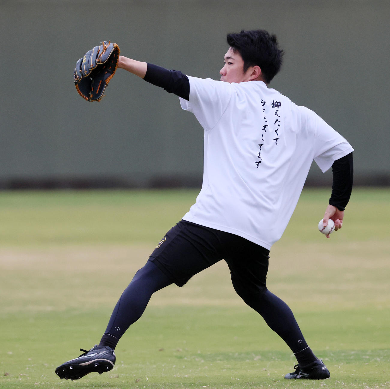 練習でキャッチボールする石井（撮影・加藤哉）