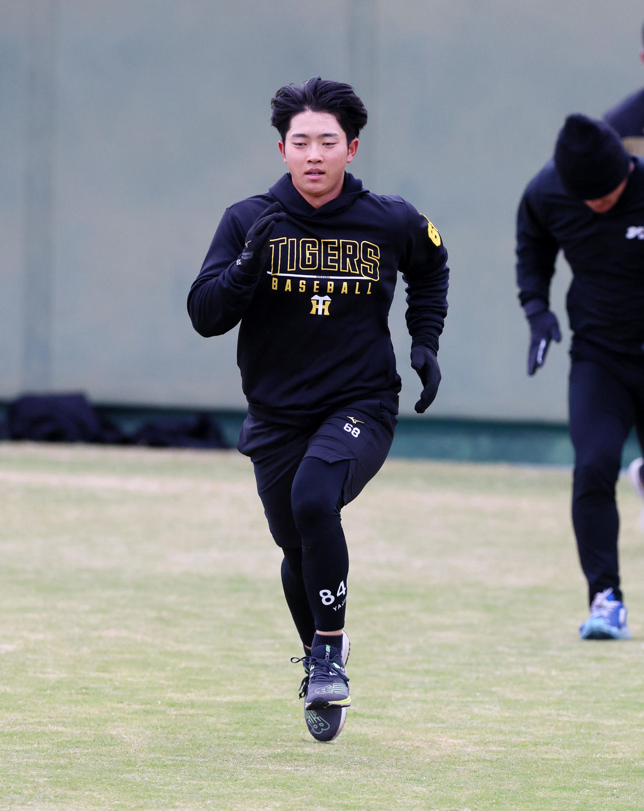 強化指定練習に参加する中川は外野でダッシュする（撮影・加藤哉）