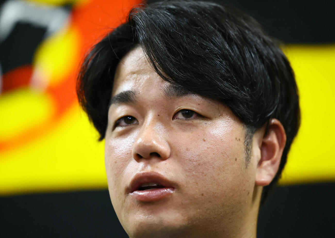 契約更改を終え、記者会見する阪神高橋（撮影・藤尾明華）