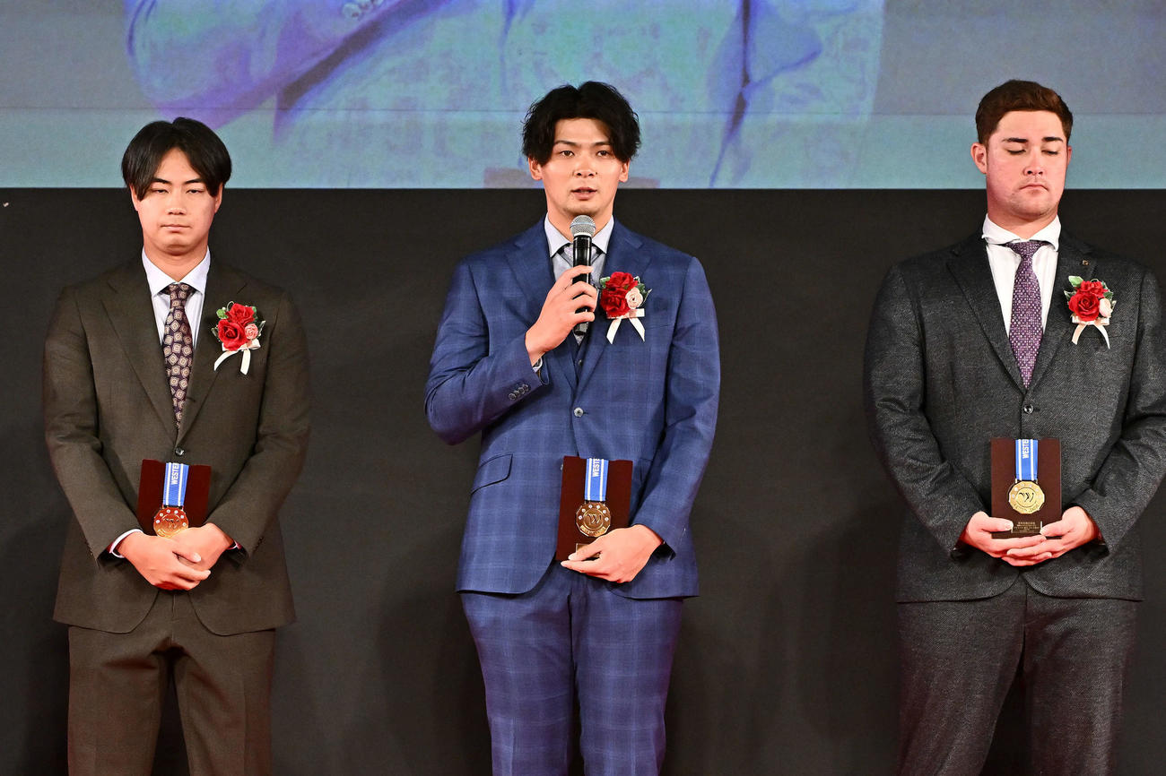 ウエスタン・リーグの首位打者賞を受賞しあいさつする阪神井上（中央）（撮影・滝沢徹郎）
